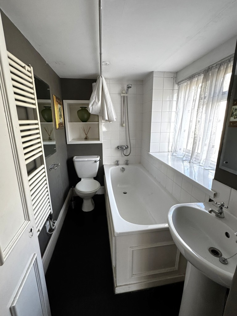 Lot: 135 - HISTORIC PUBLIC HOUSE FOR IMPROVEMENT WITHIN DARTMOOR NATIONAL PARK -